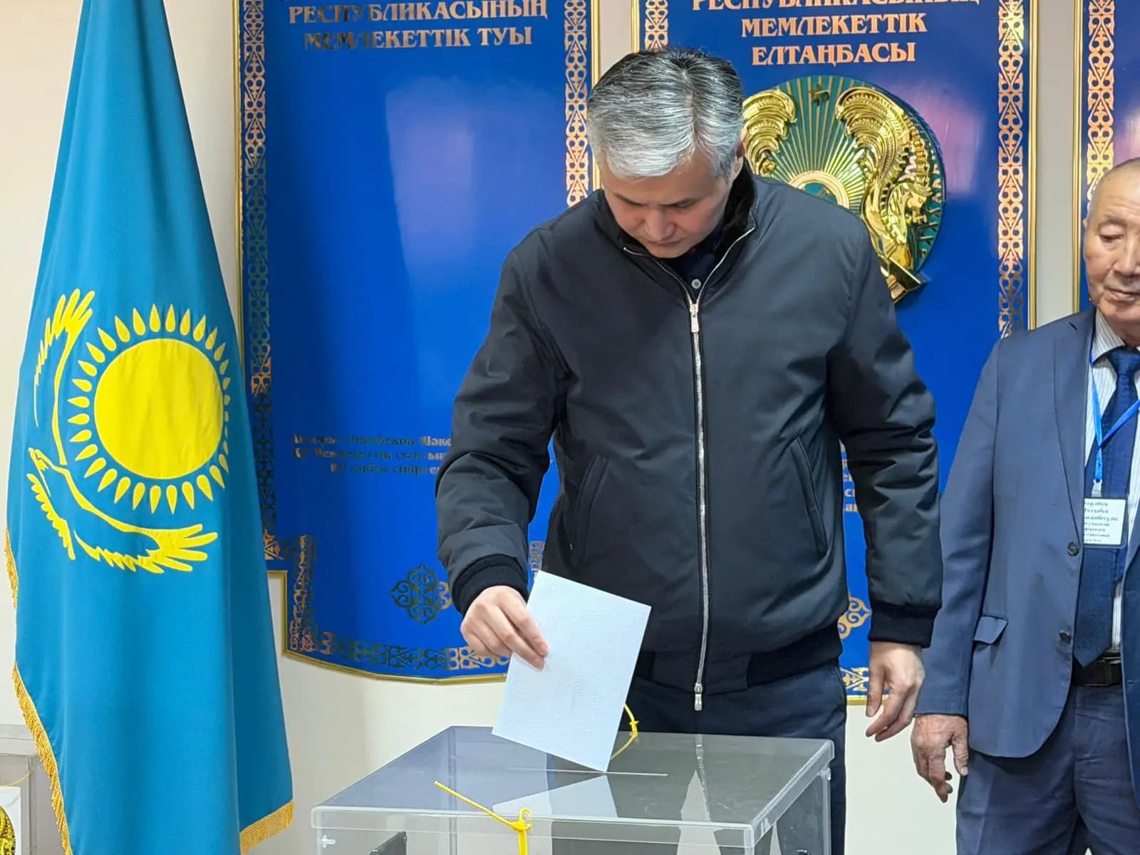 Аким области Ұлытау Дастан Рыспеков принял участие в республиканском референдуме