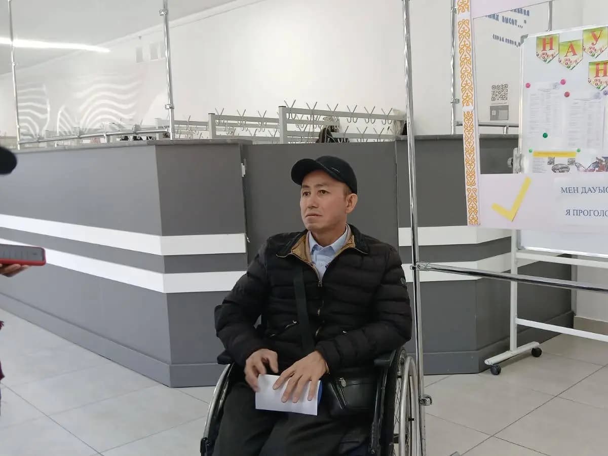 Житель Усть-Каменогорска на коляске приехал на участок, чтобы проголосовать на референдуме