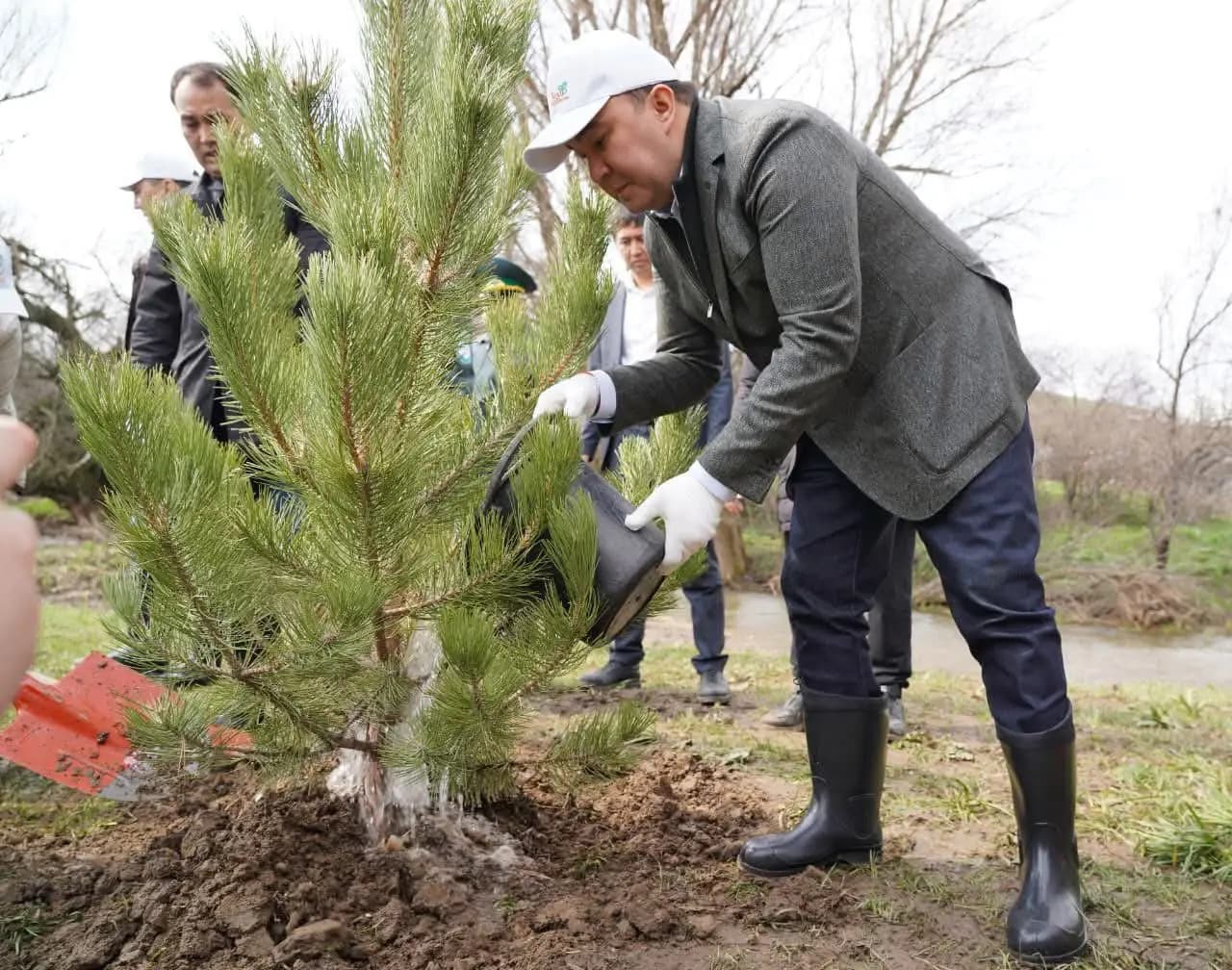 ЖАҢАРУ КҮНІ ТҮРКІСТАН ОБЛЫСЫНДА «МӨЛДІР БҰЛАҚ» ЭКОЛОГИЯЛЫҚ АКЦИЯСЫ ӨТТІ