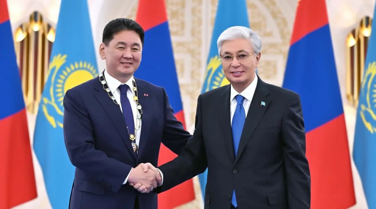 Касым-Жомарт Токаев наградил Президента Монголии Ухнаагийна Хурэлсуха орденом «Алтын Қыран»