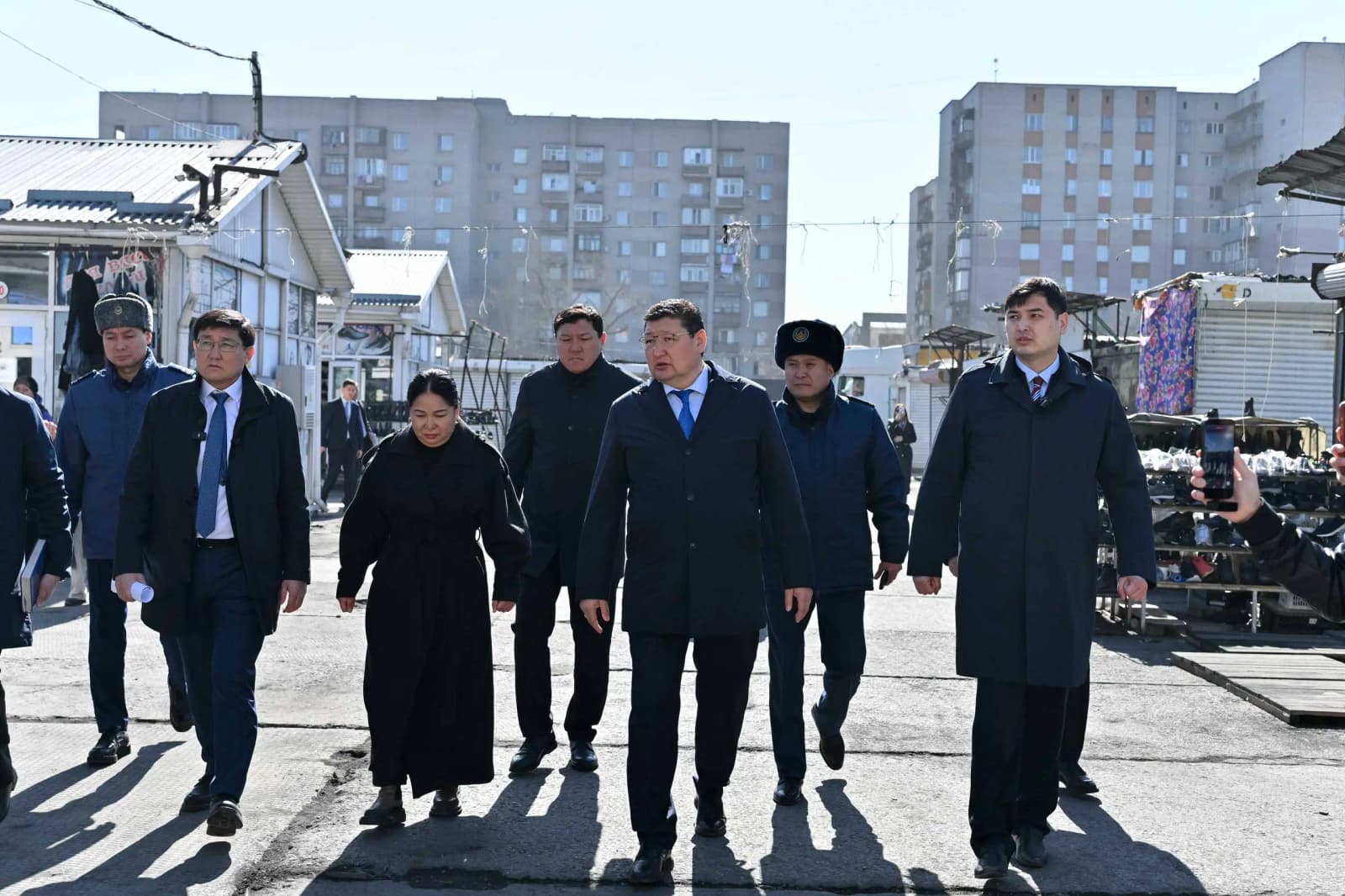 Берик Уали проверил торговые объекты Семея и раскритиковал их санитарное состояние