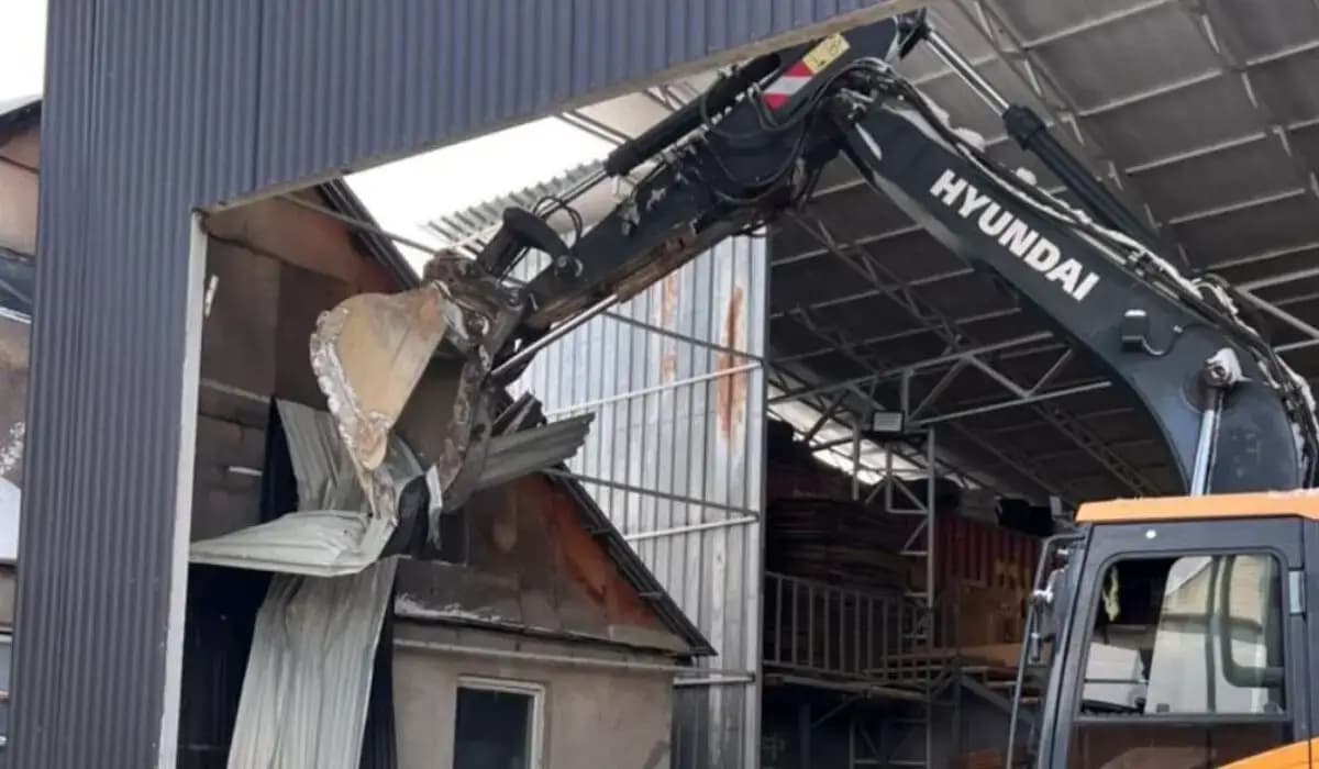 Алматыда ескі үйлерді жаппай сүру жұмыстары басталды