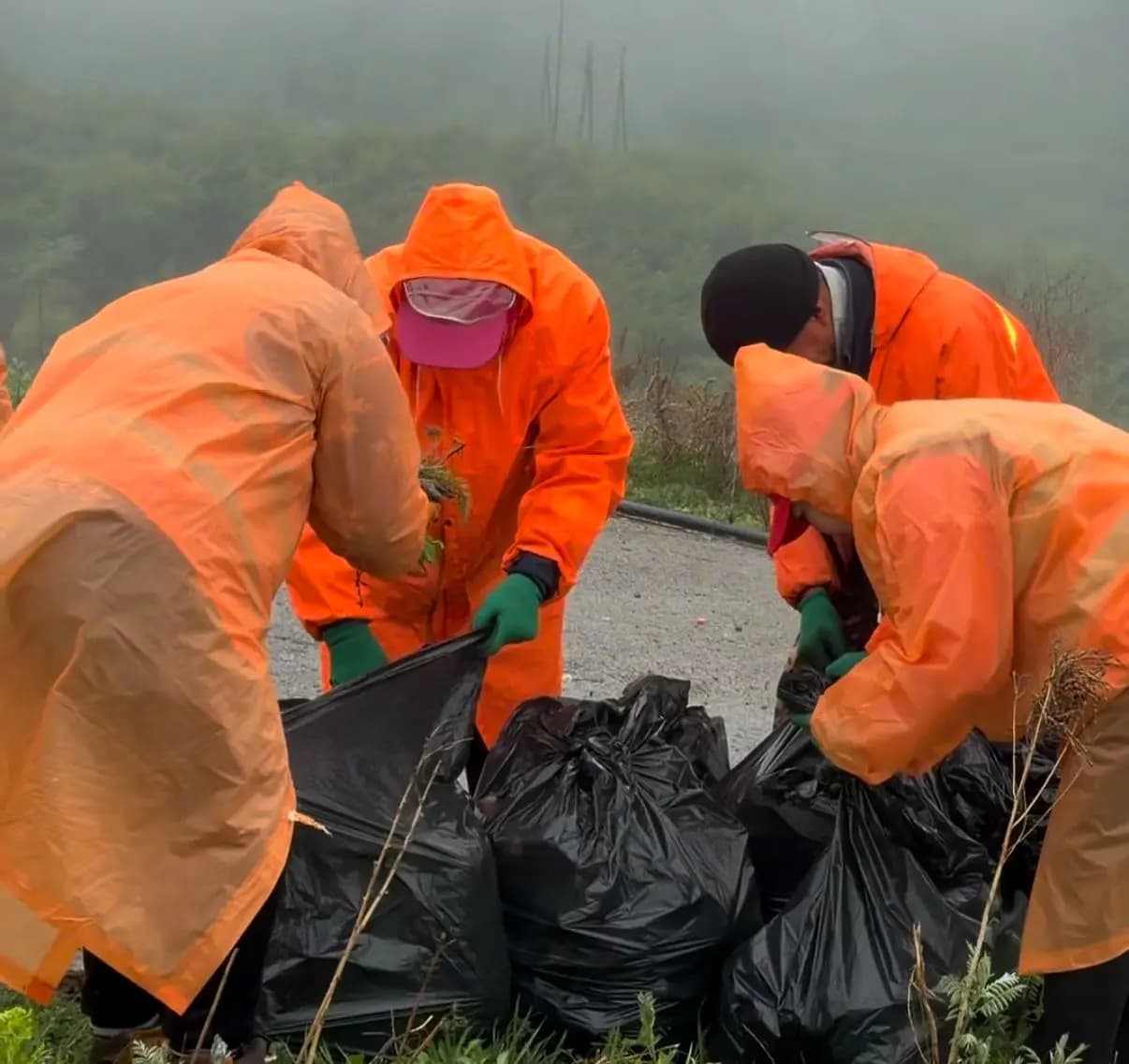 «Мөлдір бұлақ»: в Алматы очищены прибрежные зоны рек и общественные пространства