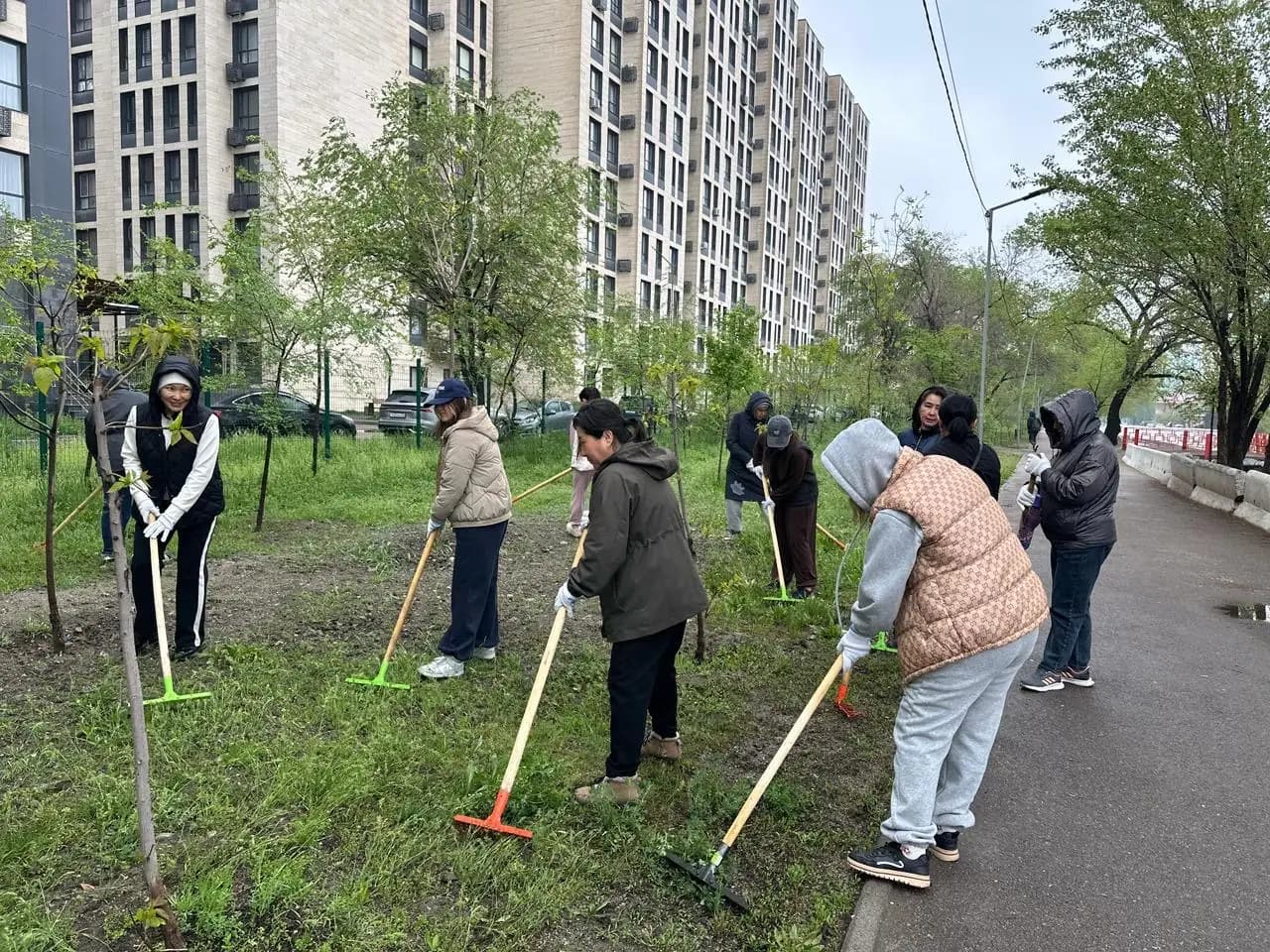 Төле би мен Райымбек көшелері аралығында Үлкен Алматы өзенінің жағалауы тазартылды