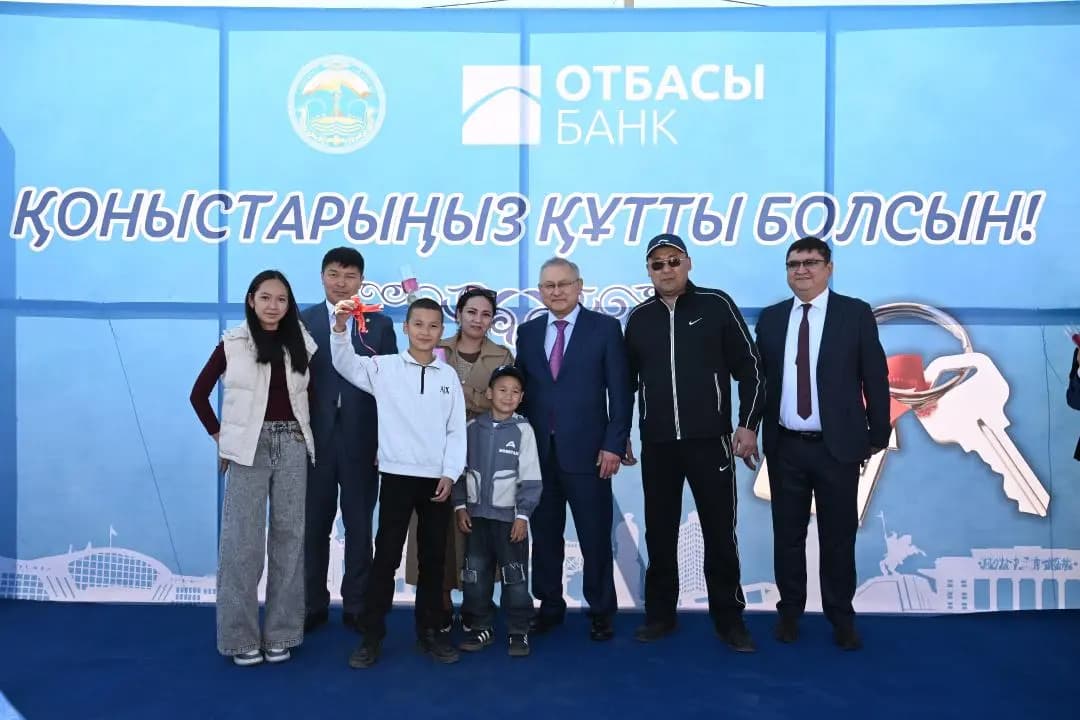 Бейбіт Исабаев кезектегі азаматтарға тұрғын үйлердің кілттерін тапсырды
