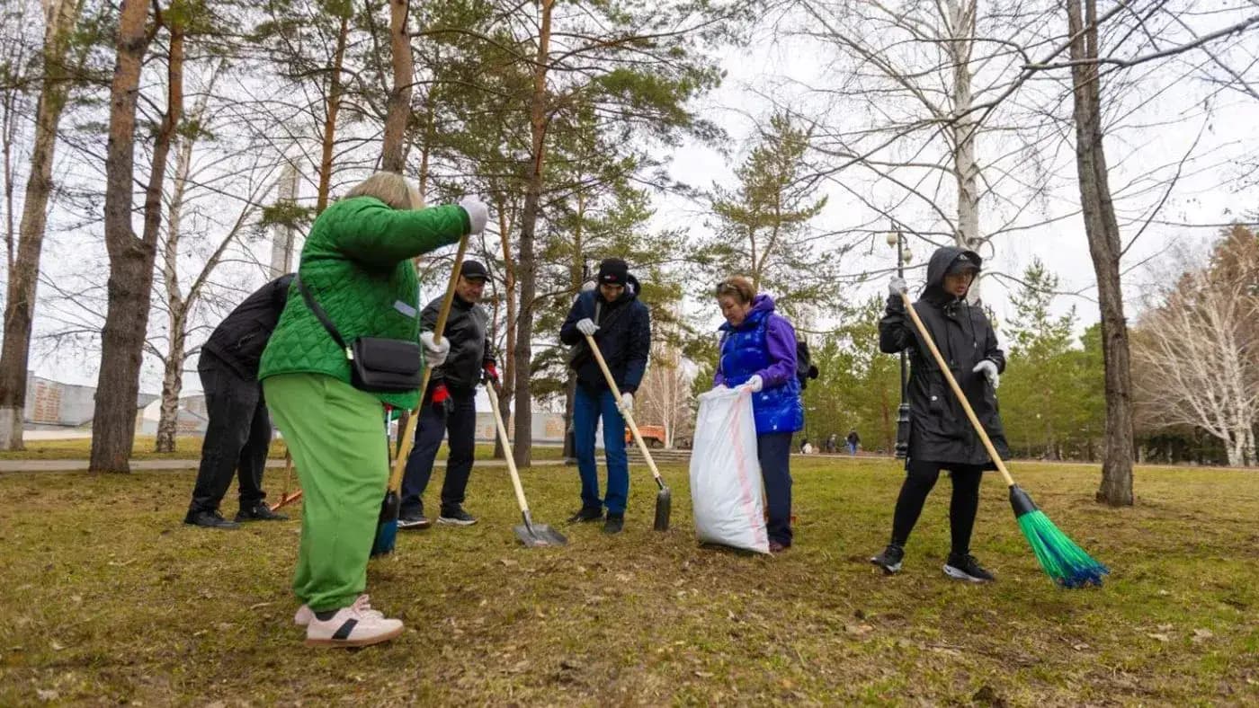 В рамках акции «Таза Казахстан» более 40 жителей вышли на субботник в Усть-Каменогорске