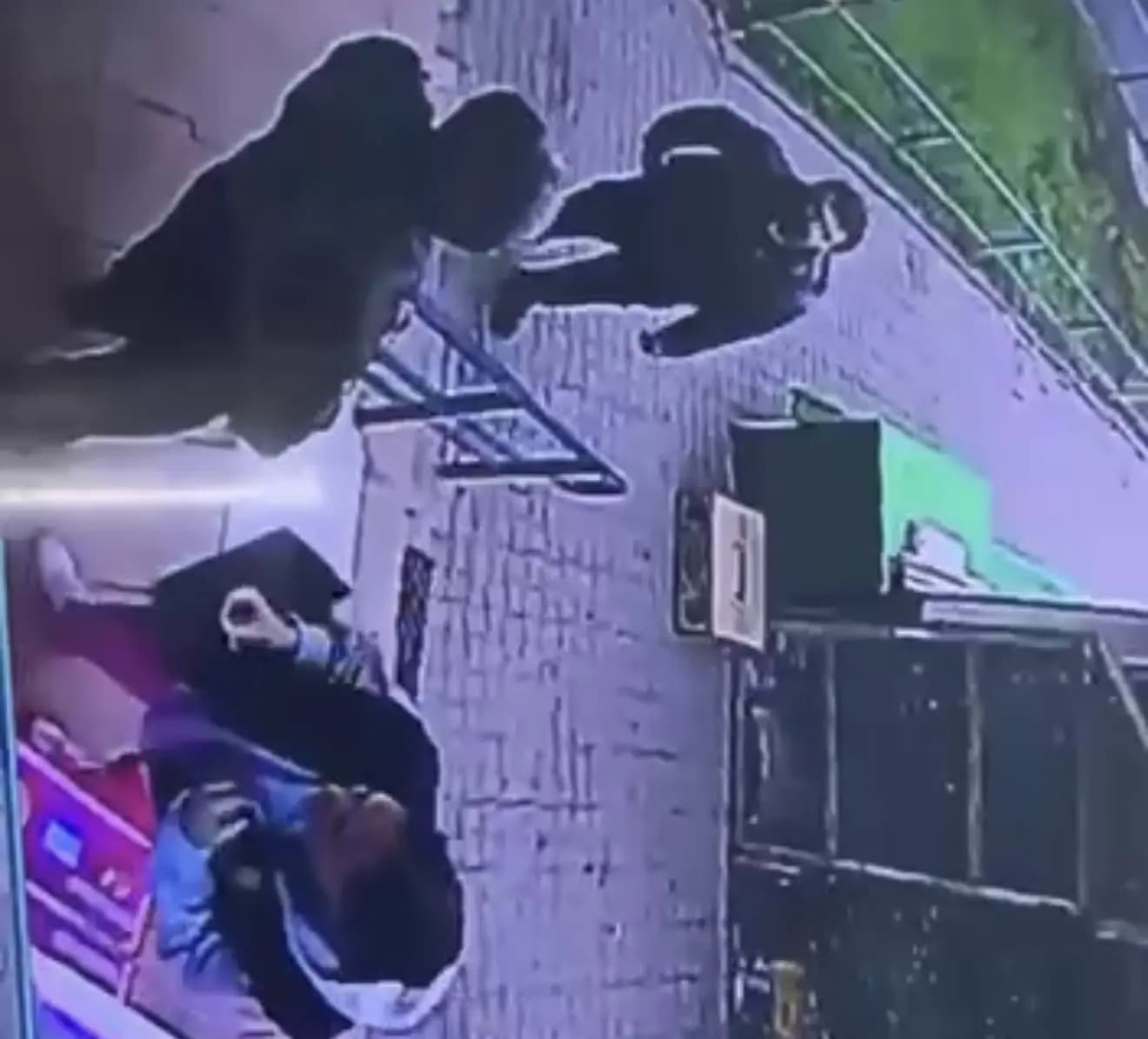 В Алматы распространилось еще одно шокирующее видео с мужчиной, жестоко избивавшим пенсионерку