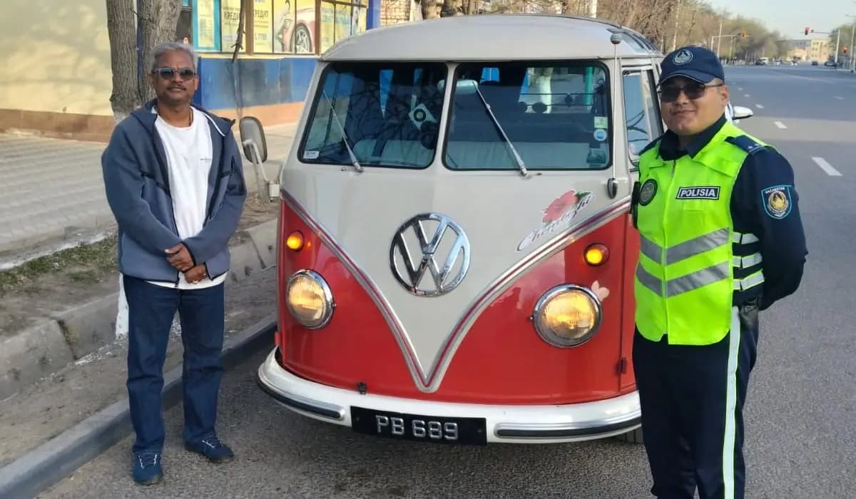 Малайзийский турист выразил признательность казахстанскому полицейскому: в сети появилось видео с благодарностью