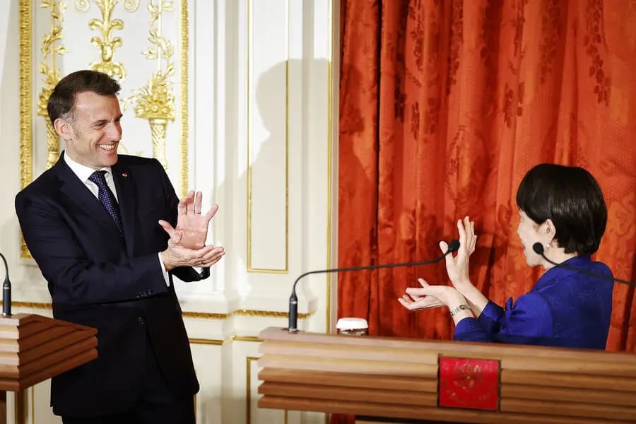 Макронның Такаичиге тамсануы: қос елдің жетекшілері амандасу кезінде танымал анимедегі ишараны көрсетті