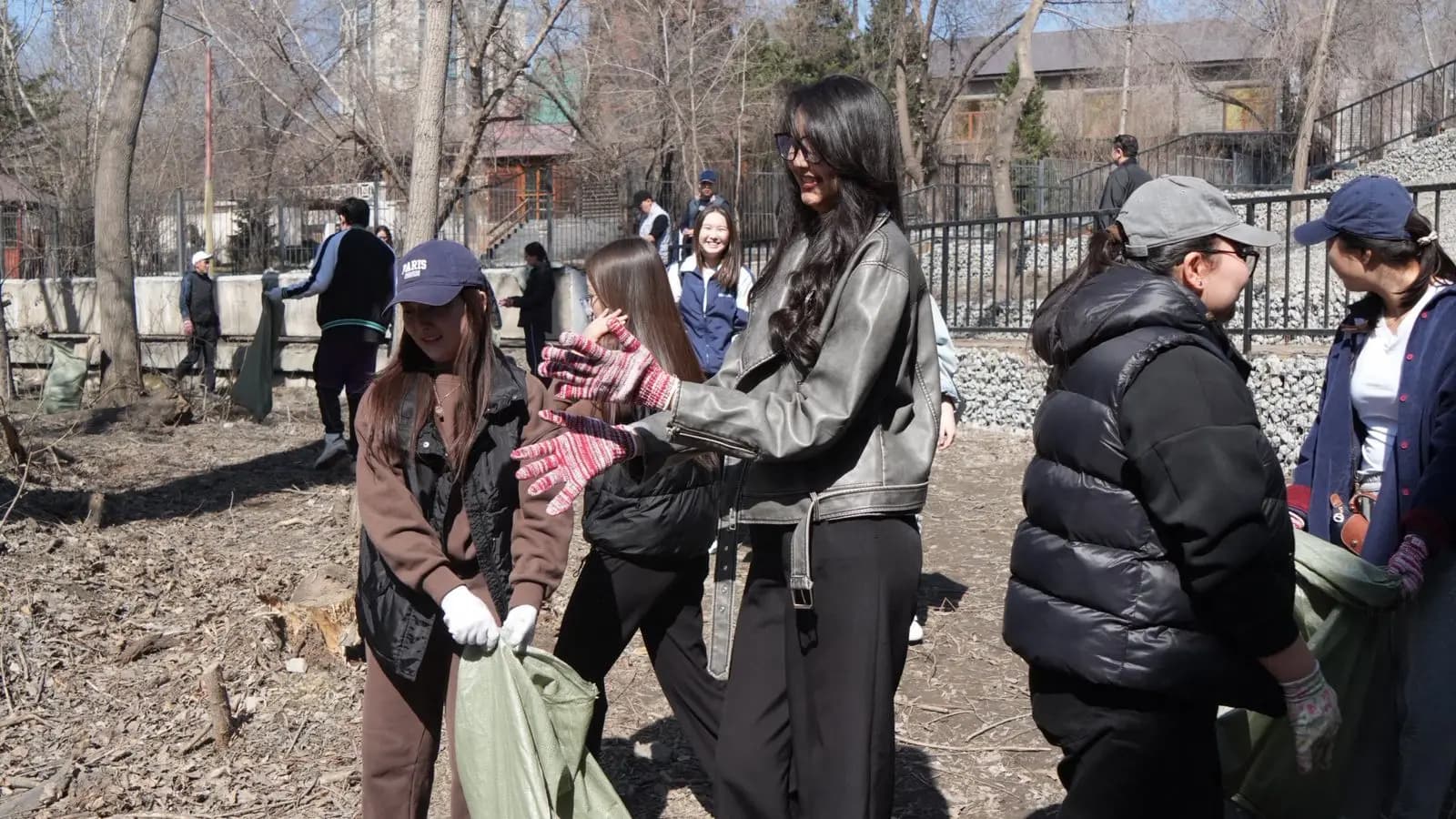 Таза Қазақстан: в Семее прошла акция по очистке острова Бейбітшілік