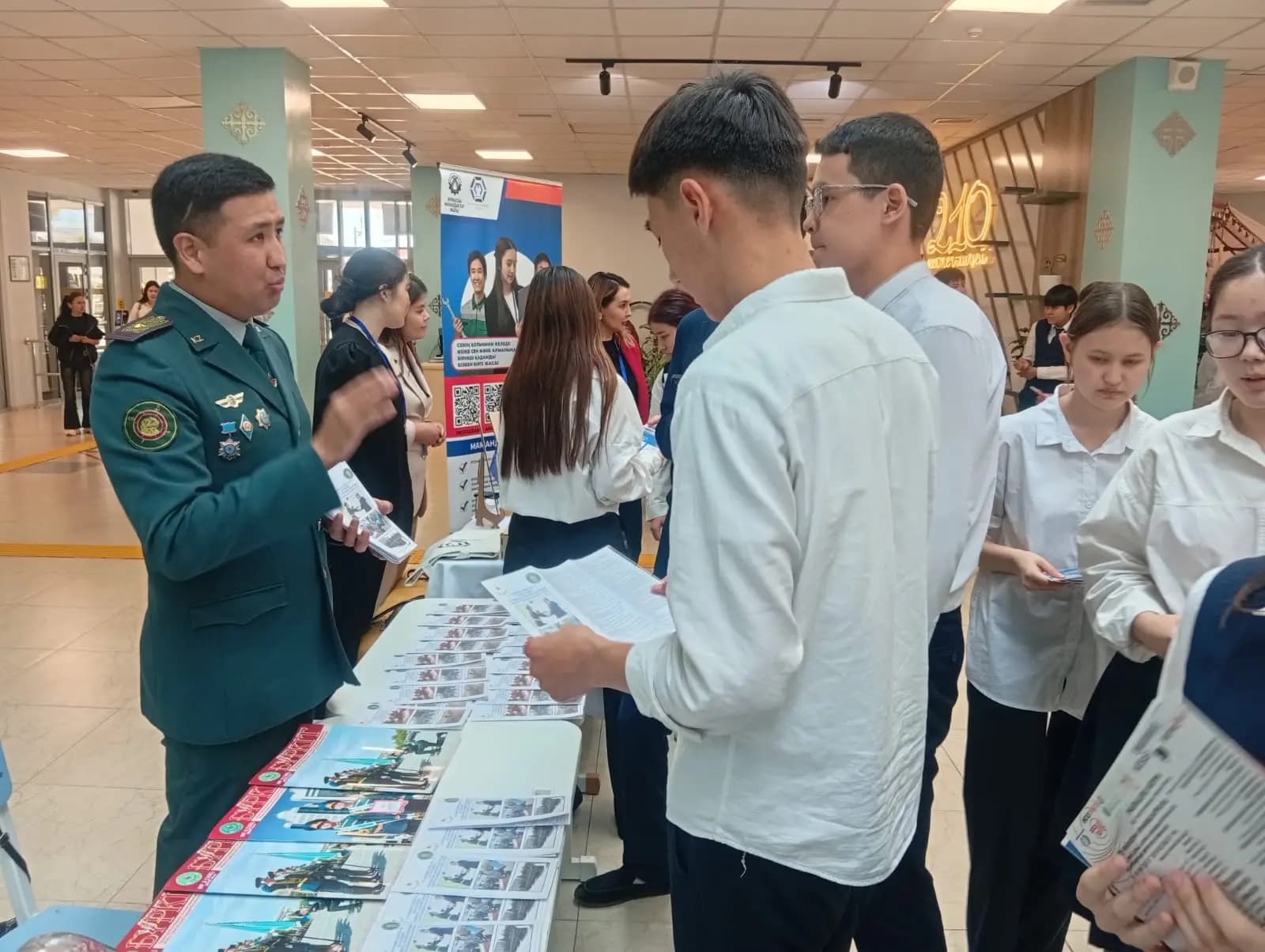 «Бүгінгі таңдау – ертеңгі табыс»: Алматыдағы мектеп-лицейде мамандықтар жәрмеңкесі өтті