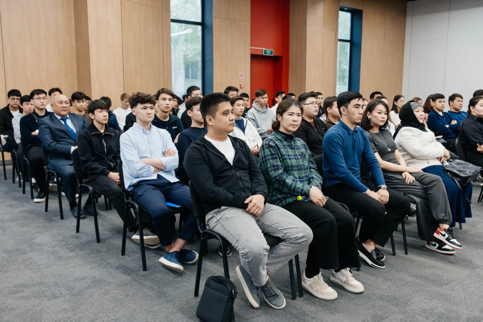 Национальный день книги: известные писатели встретились со студентами Атырау