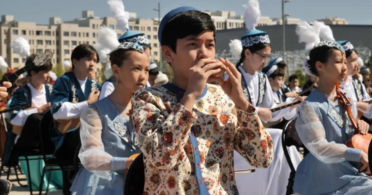 2,000 schoolchildren in Astana perform 'Altyn Uya' kui simultaneously