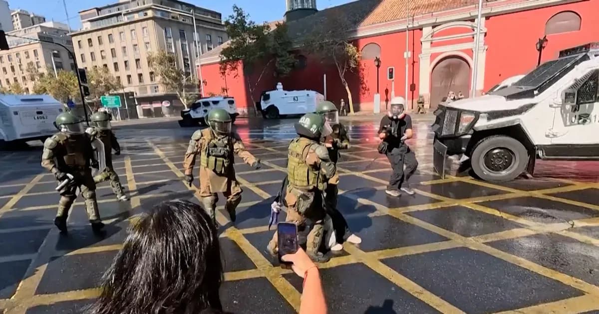 Chile police blast water cannons at student protesters