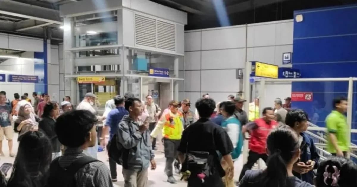 Deadly train crash in Indonesia: dozens injured, massive evacuation underway