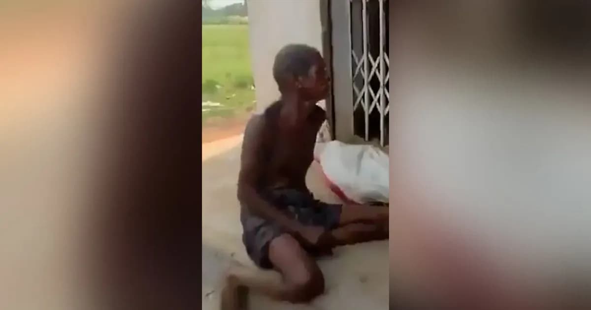 Man carries deceased sister into Indian bank amid paperwork difficulty