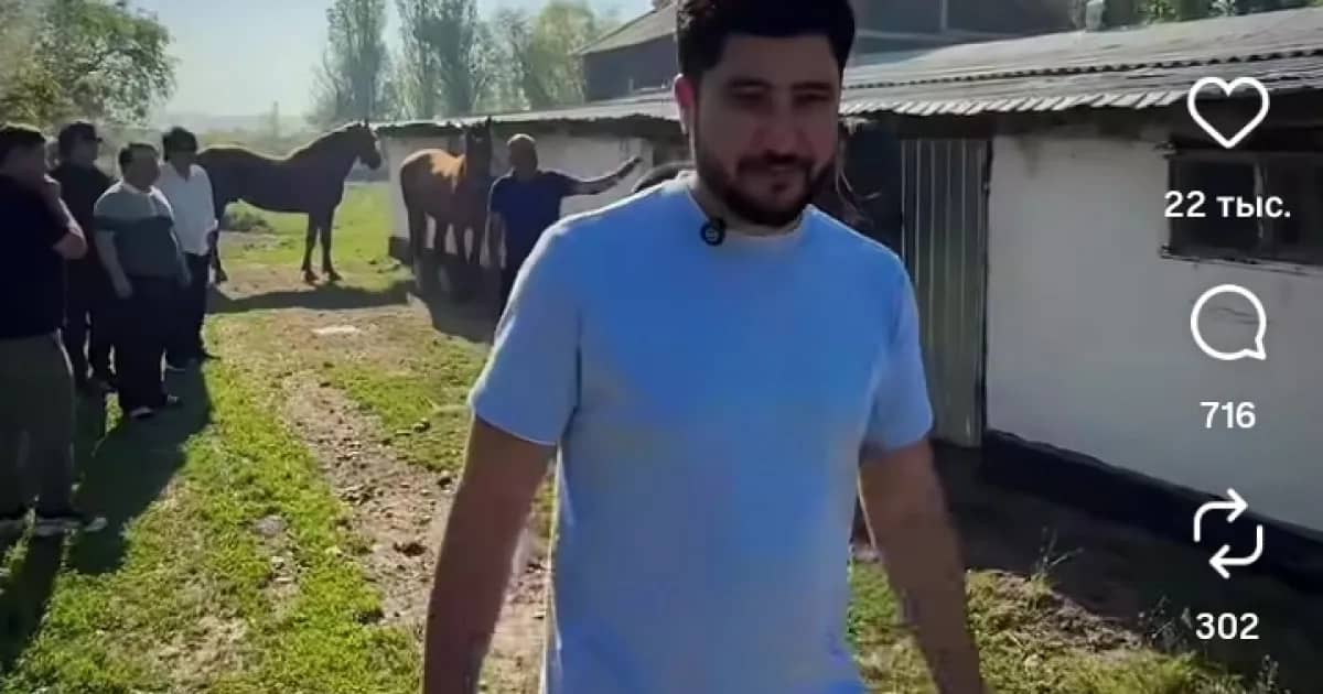 Жомарттық: Мейрамбек Бесбаев Әбдіжаппар Әлқожаға ерекше сый жасады
