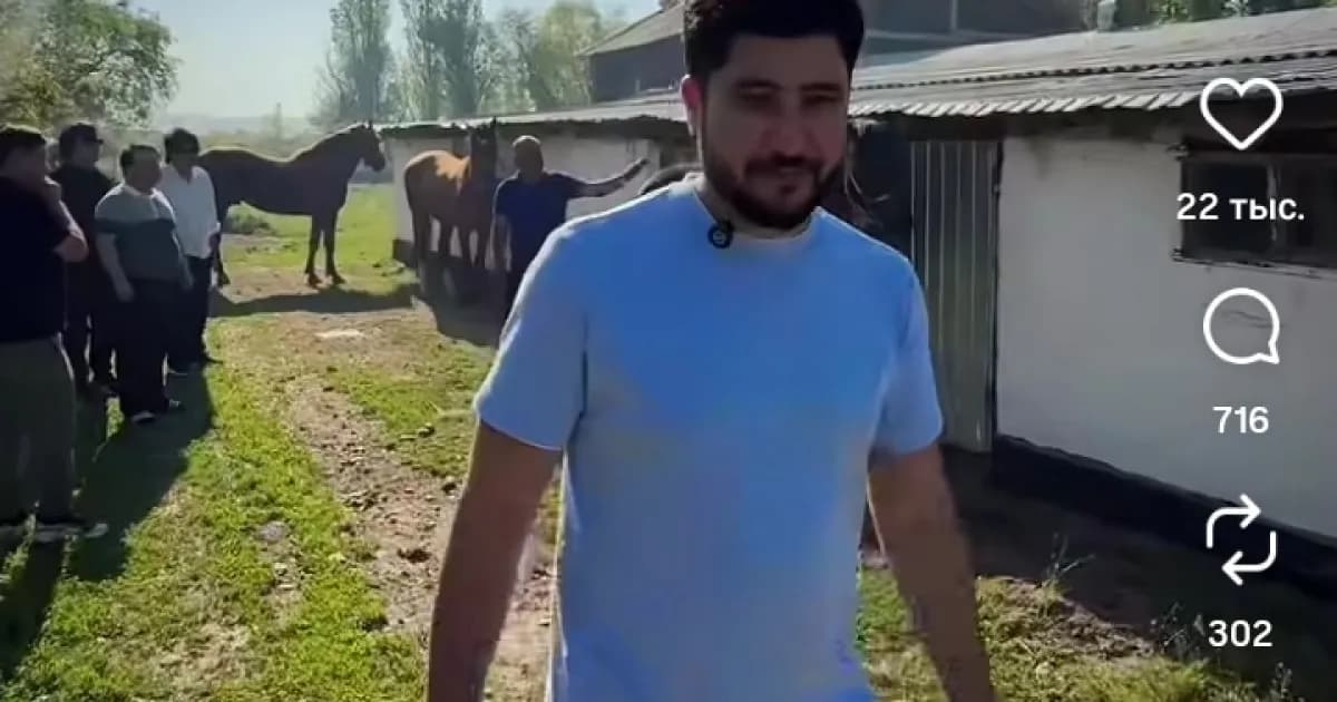 Жомарттық: Мейрамбек Бесбаев Әбдіжаппар Әлқожаға ерекше сый жасады