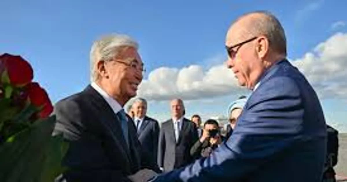 Тоқаев пен Ердоған кездесті: Түркия Президенті Қазақстанға мемлекеттік сапармен келді