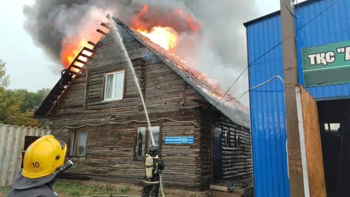 Көкшетауда найзағай түсіп, жеке үй отқа оранды