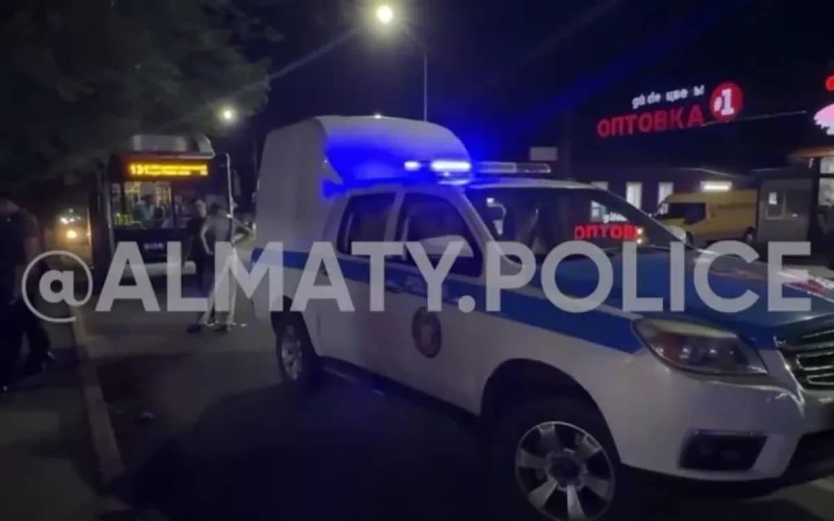 Денсаулығы нашарлаған: Алматыда автобус жүргізушісі жол үстінде мерт болды