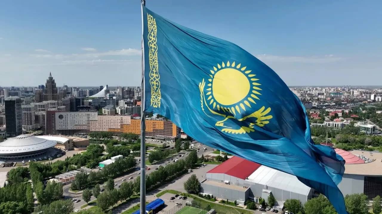 С 13 июля в Казахстане изменятся правила использования Государственного флага
