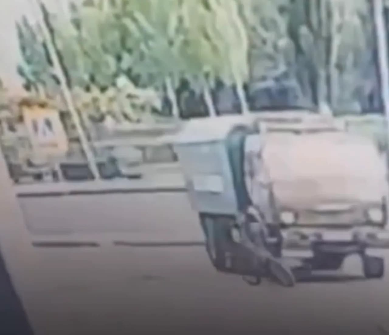 Астанада велосипед мінген жасөспірім жүк көлігінің астына түсті