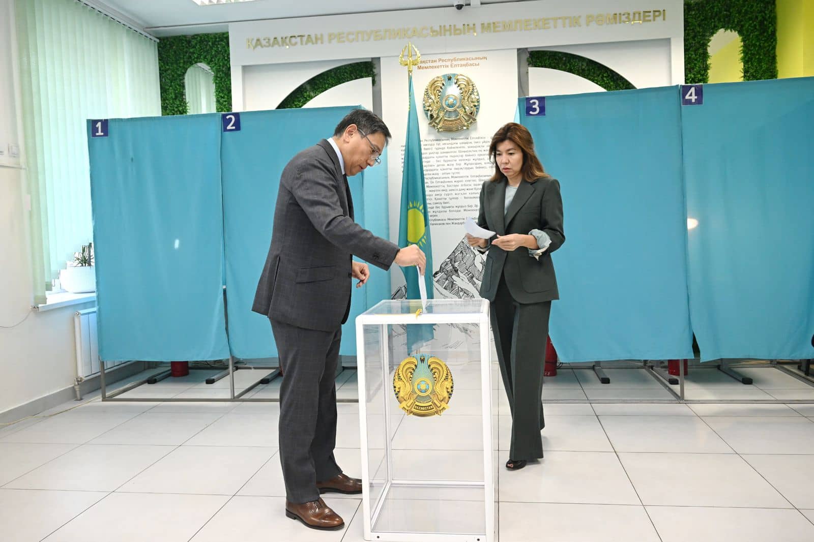 АЭС: Алматы әкімі Ерболат Досаев әйелімен бірге референдумға келді