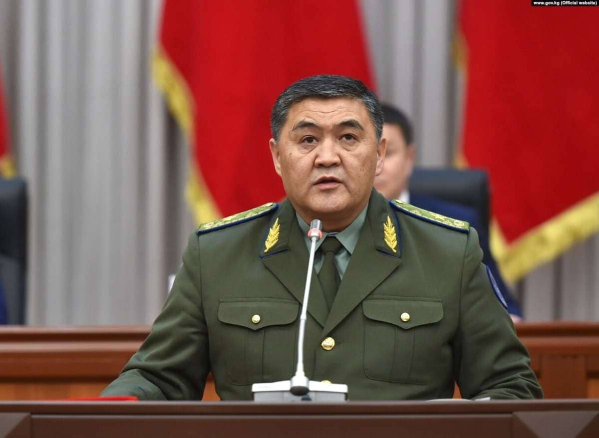 Қырғызстандағы кезекті қудалау: Ташичев қызына жүргізуші куәлігін алуға көмектескен қызметкерлерін жазалады