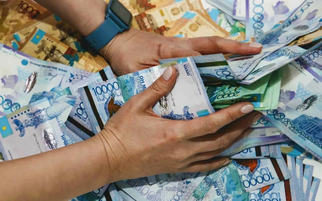 238 млн теңгені жымқырған: Ақтөбеде 5 жыл жемқорлықпен айналысқан мектеп бухгалтері сотталды