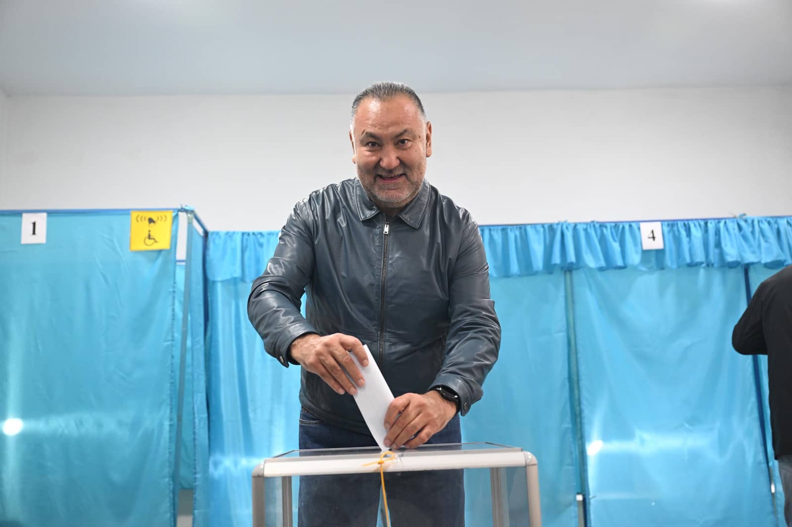 Нұрлан Абдуллин Алматыда референдумда дауыс берді
