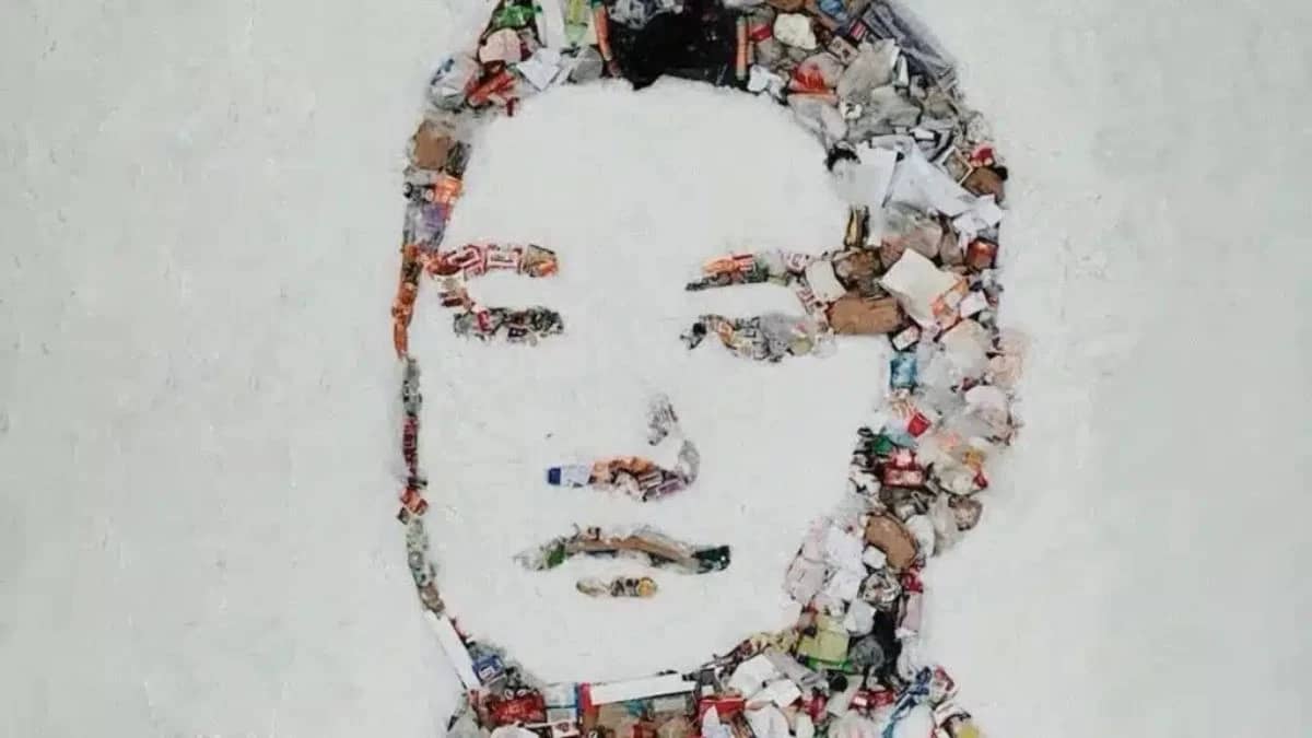 Астаналық белсенділер қоқыстан әкім орынбасарының портретін жасады