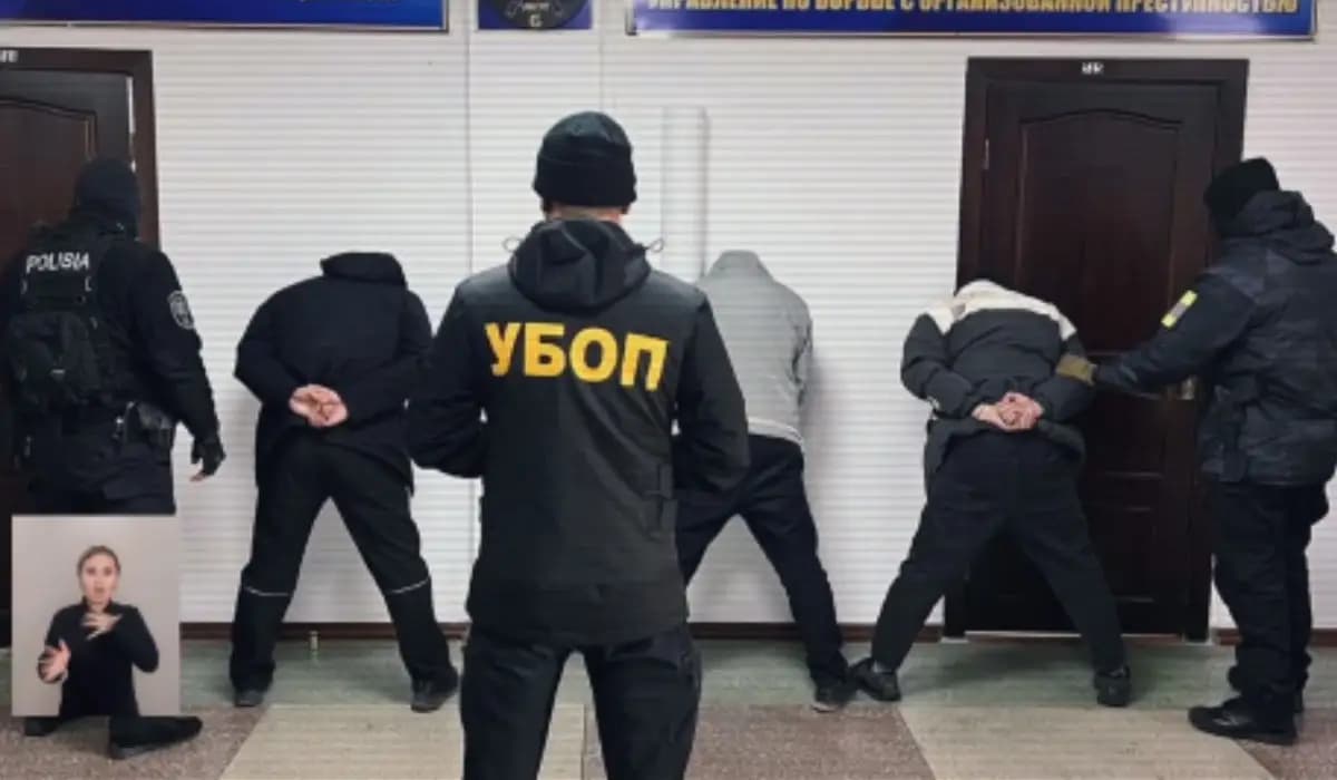 Абыройыңды төгеміз: Алматыда 40 млн теңге талап еткен қылмыстық топ ұсталды