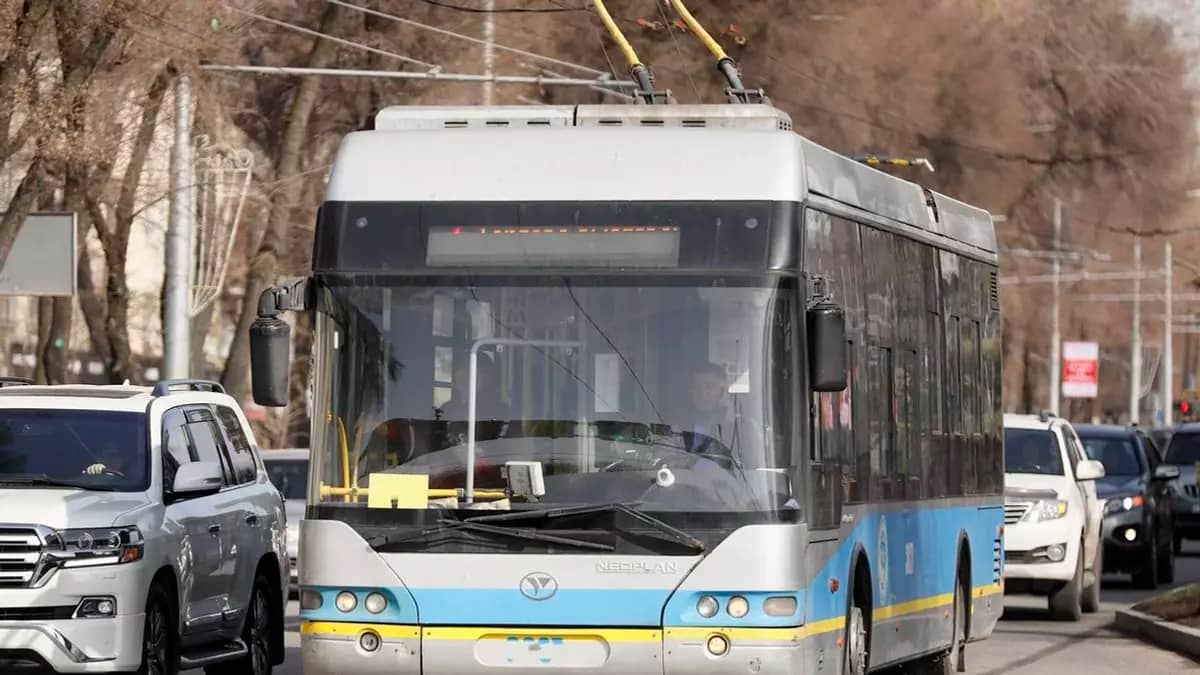 Алматыда троллейбус жаяу жүргіншіні қағып кетті