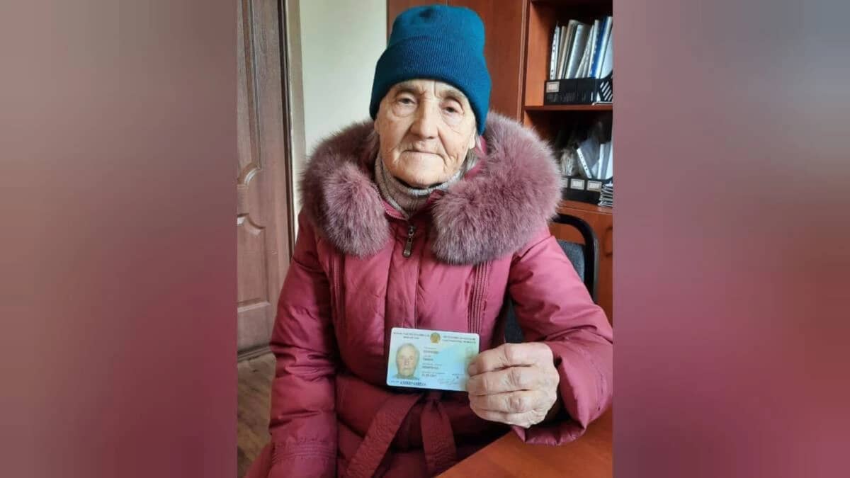 Өскеменнің 78 жастағы тұрғыны алғаш рет жеке куәлік алды