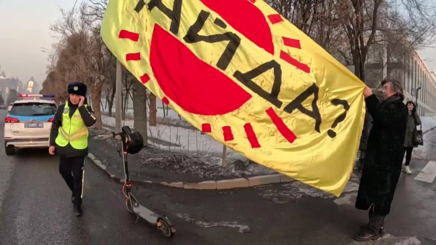 Алматыда бірыңғай уақыт белдеуіне көшуге қарсы өнер шеруін ұйымдастырған суретші ұсталды