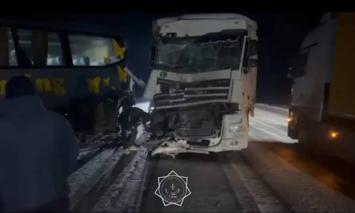 Ақтөбе облысында жүк көлігі 33 жолаушысы бар автобуспен соқтығысты (ВИДЕО)