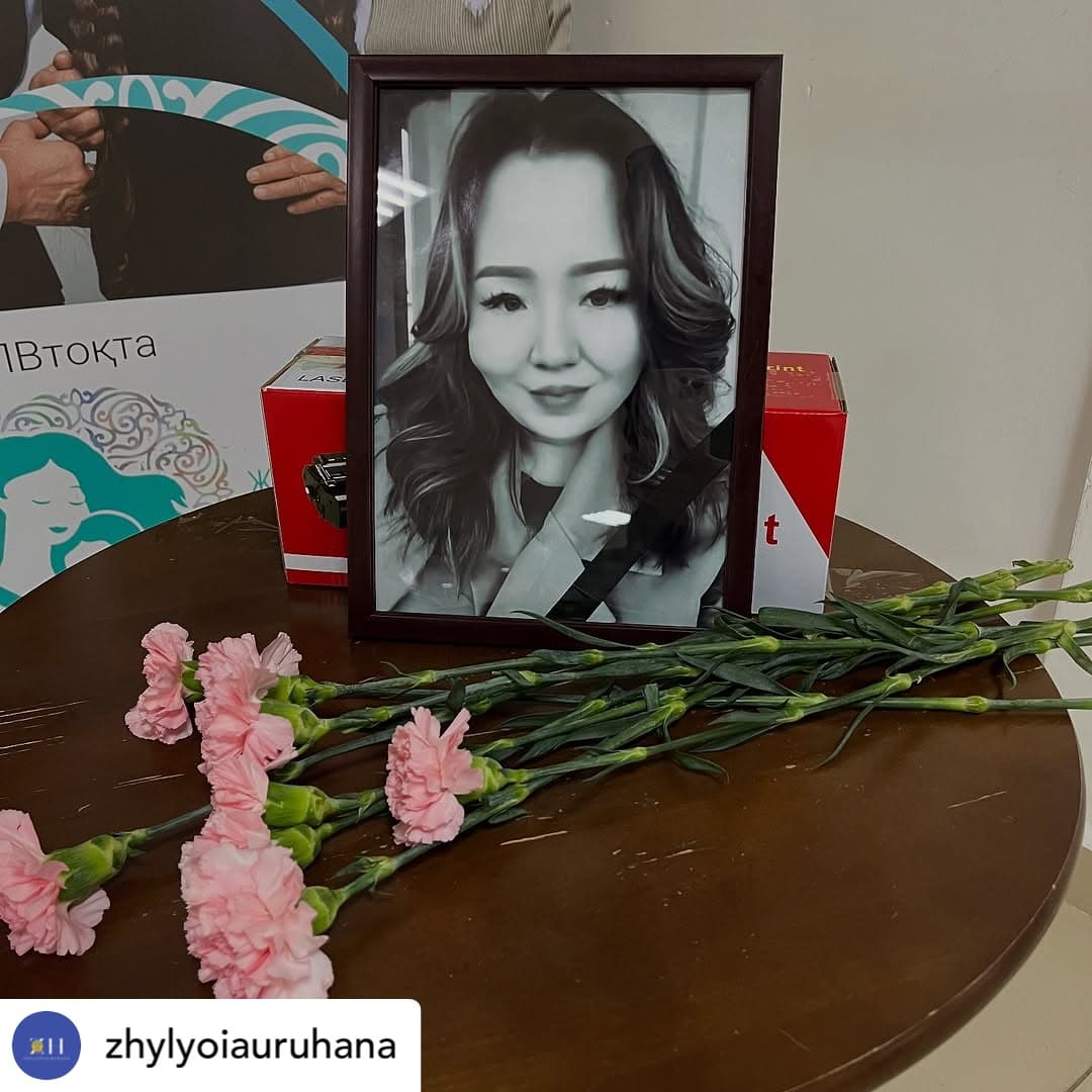 Экс-күйеуі әйелді малша бауыздаған: Жылыой ауруханасының ұжымы Мейрамгүлді ақтық сапарға аттандырды