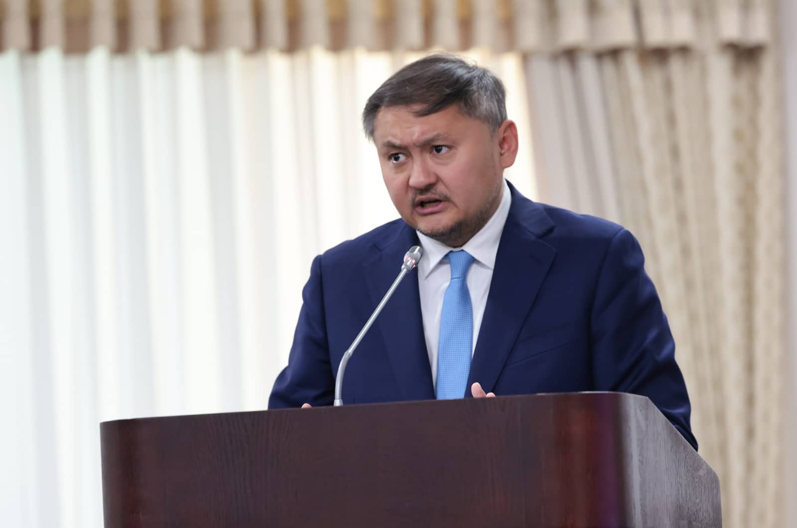 Министр отқа және суға төзімді кабельді сынақтан өткізді