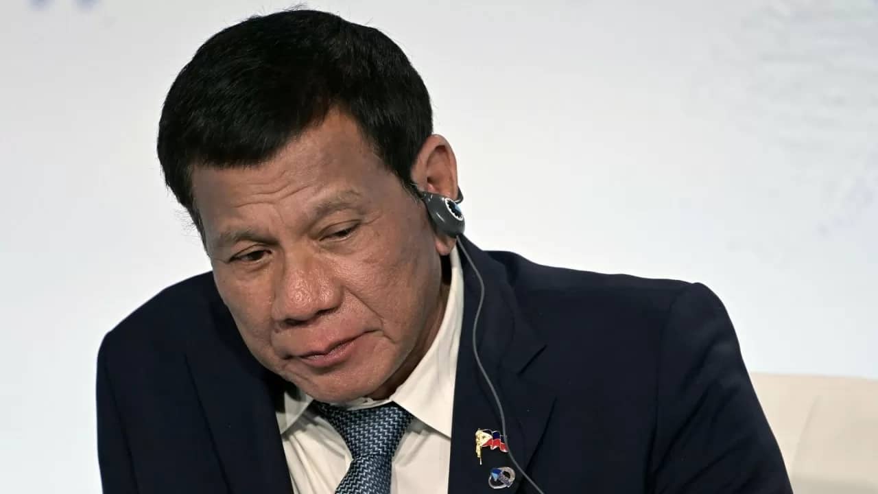 «30 мың адамды өлтірген»: Филиппиннің қашқын президенті Гаага сотына жеткізілді