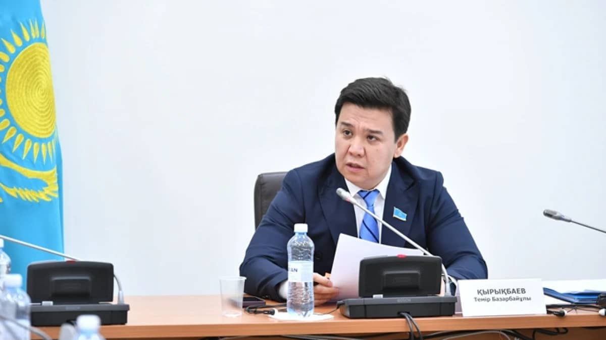 Түркістан облысында шыбын мен шегірткенің мәселесі қалай шешіледі – депутат жауап берді