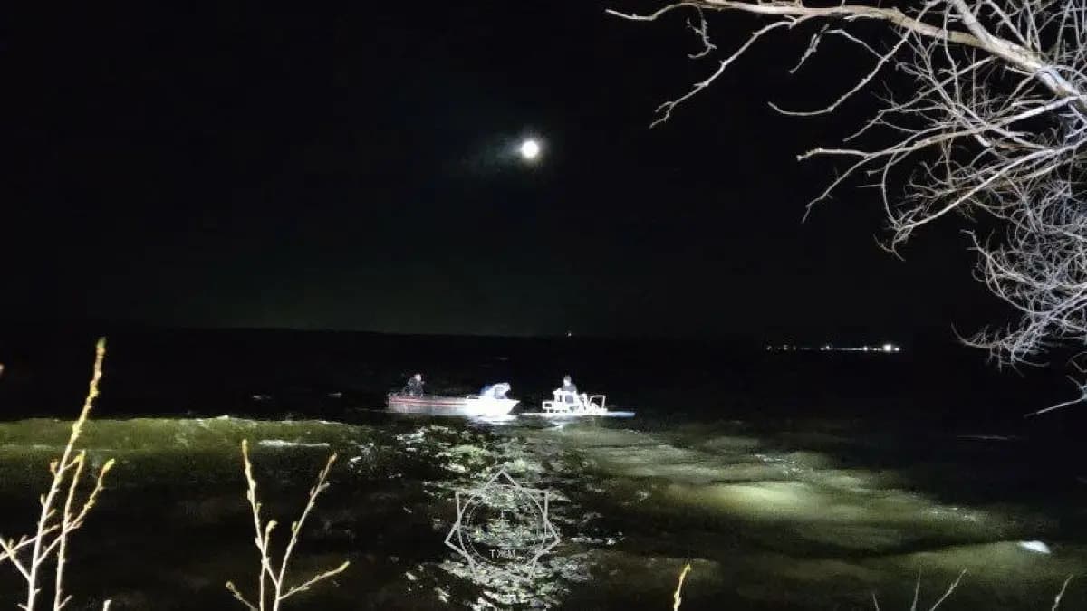 Бурабайда оқушылар қайықпен бірге суға кетіп қала жаздады