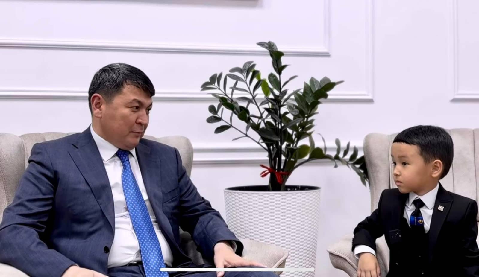 Алты жасар бүлдіршін Түркістан облысы әкімінің орынбасары Нұрбол Тұрашбековтің қабылдауында болды