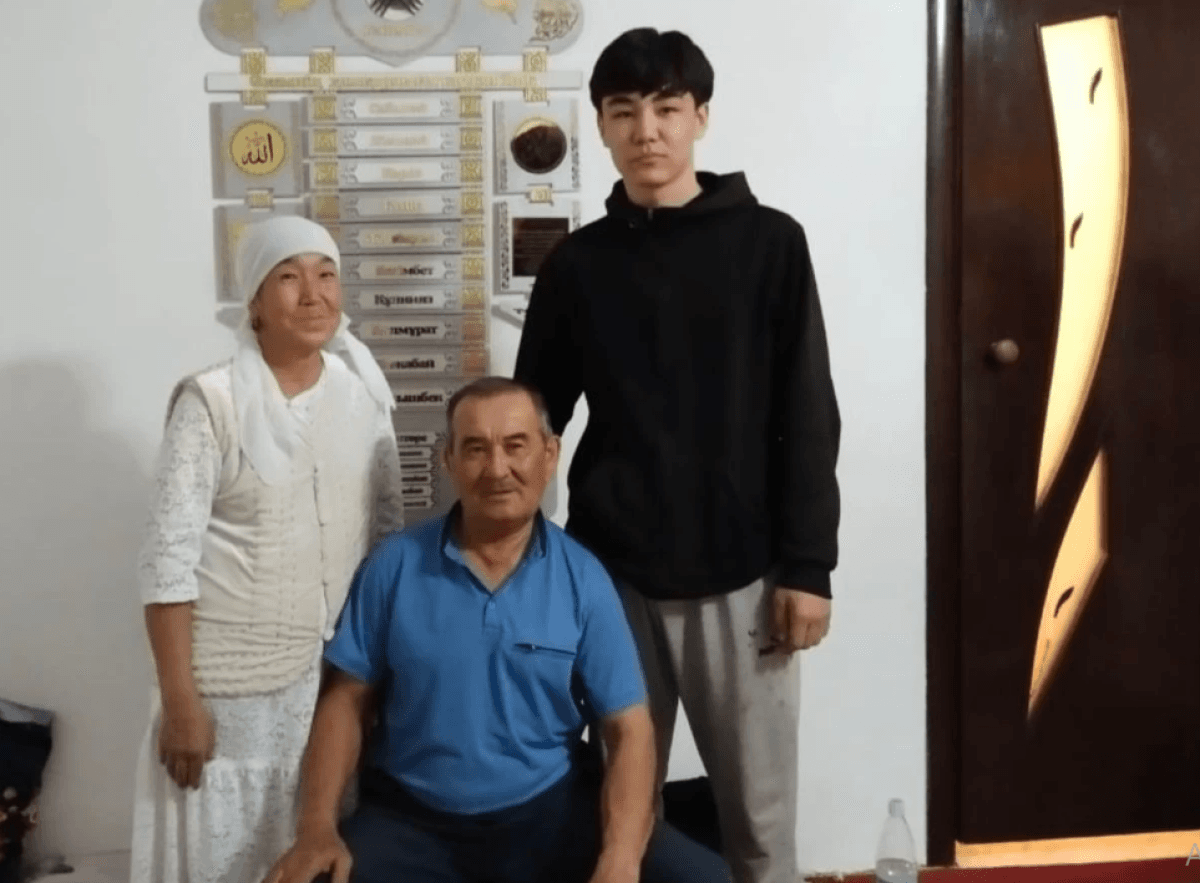 «Денесін достары алып келген»: Бейнеуде көз жұмған баланың ата-анасы ұлдарының жазатайым өлгеніне сенбейді
