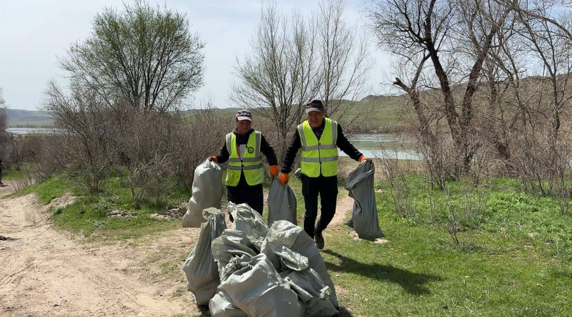 «Жастар елін, жерін сүйіп өсу керек»: Алматы облысында еріктілер Іле өзенінің бойын тазалап шықты