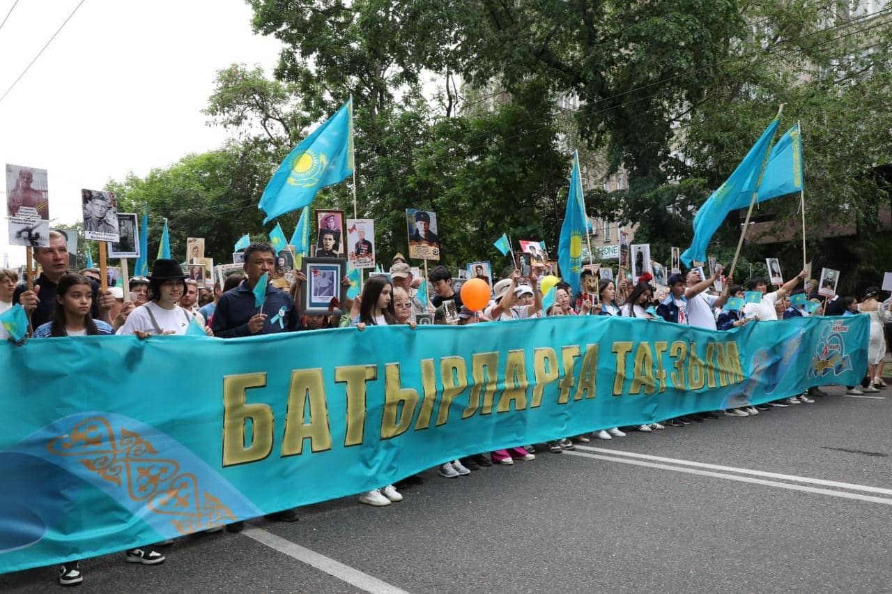 «Батырларға тағзым» — алматылықтар патриоттық рухты жаңғыртып, Ұлы Жеңістің 80 жылдығын атап өтті