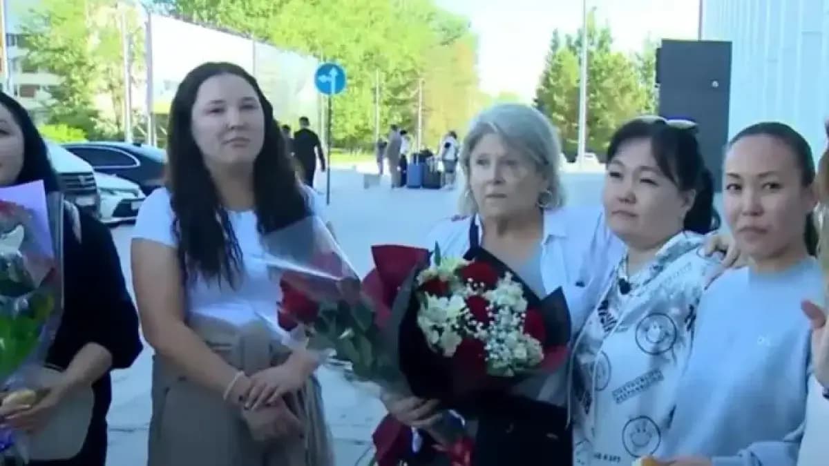 Америкалық отбасы 20 жыл бұрын асырап алған қазақ қыздары туған еліне оралды