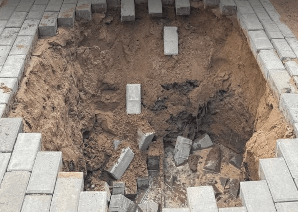 Астанада жаяу жүргіншілер жолағы опырылып, қыз бала шұңқырға түсіп кетті