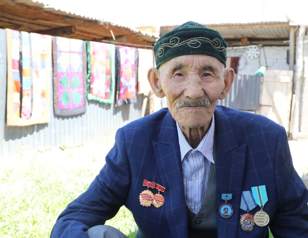 «Байынқолдың суын 80 жыл іштім»: Қазақстандағы қариясы көп ауылдың ақсақалы ұзақ жасаудың сырын айтты