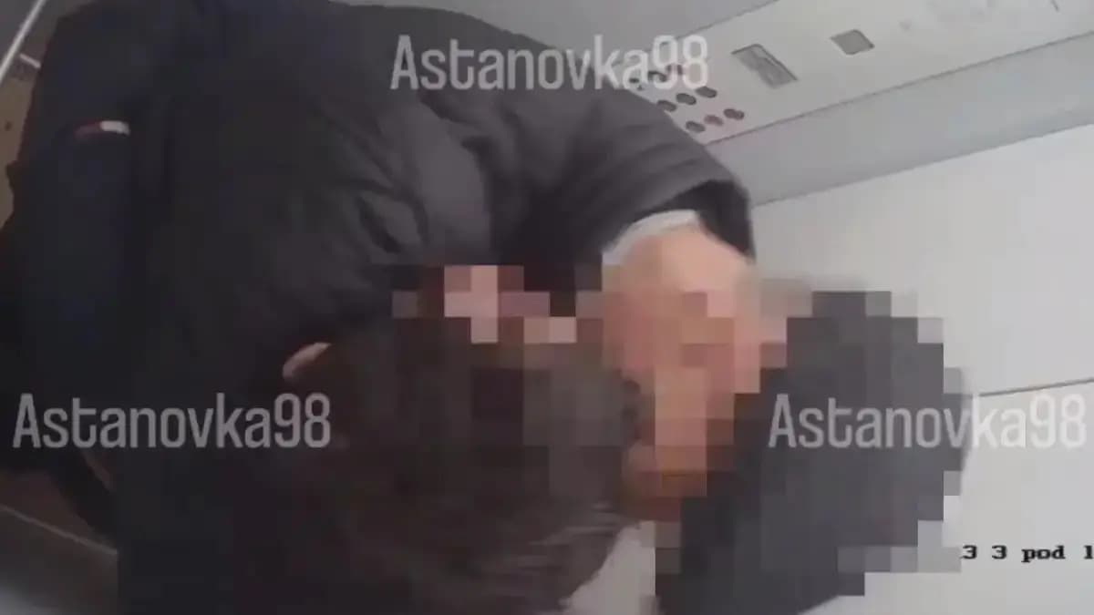 Астанада лифтіде сүйіскен еркектер қамалды